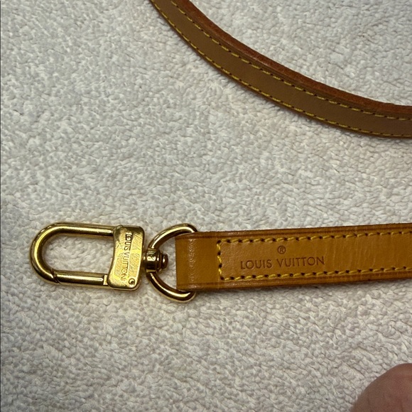Louis Vuitton Beige Leather Crossbody Strap 
Gold Clasp with box and dust bag - Picture 7 of 14